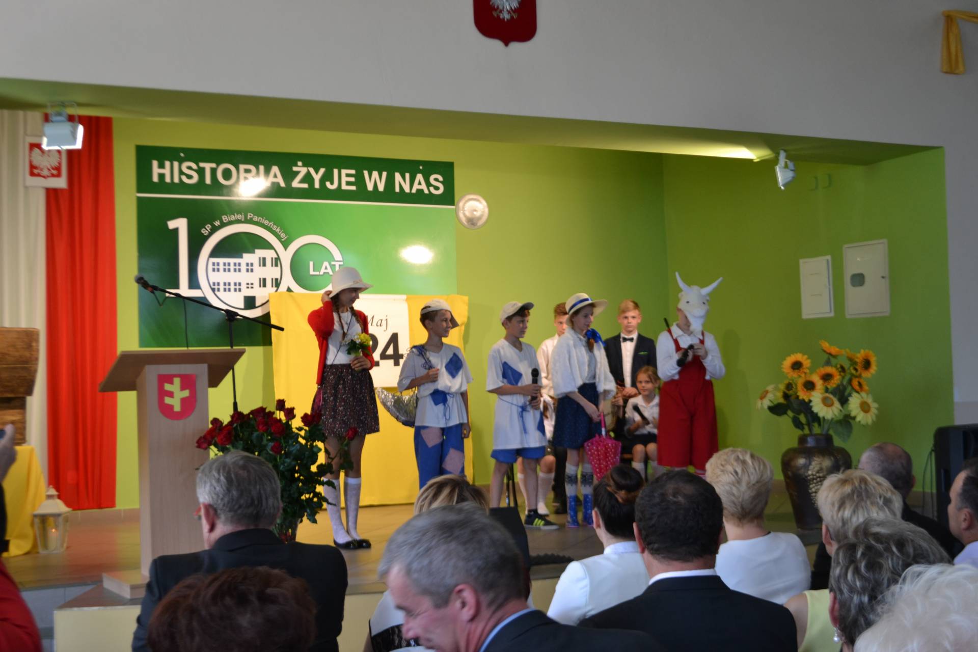 100-Lecie Szkoły w Białej Panieńskiej_7 zdjęcie przedstawia:  sześcioro dzieci na scenie
