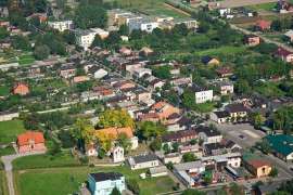Z lotu ptaka: Zdjęcia przedstawia zabudowania w mieście Rychwał widziane z wysokości. 	Z lotu ptaka: Zdjęcia przedstawia stadion miejski widziane z wysokości.