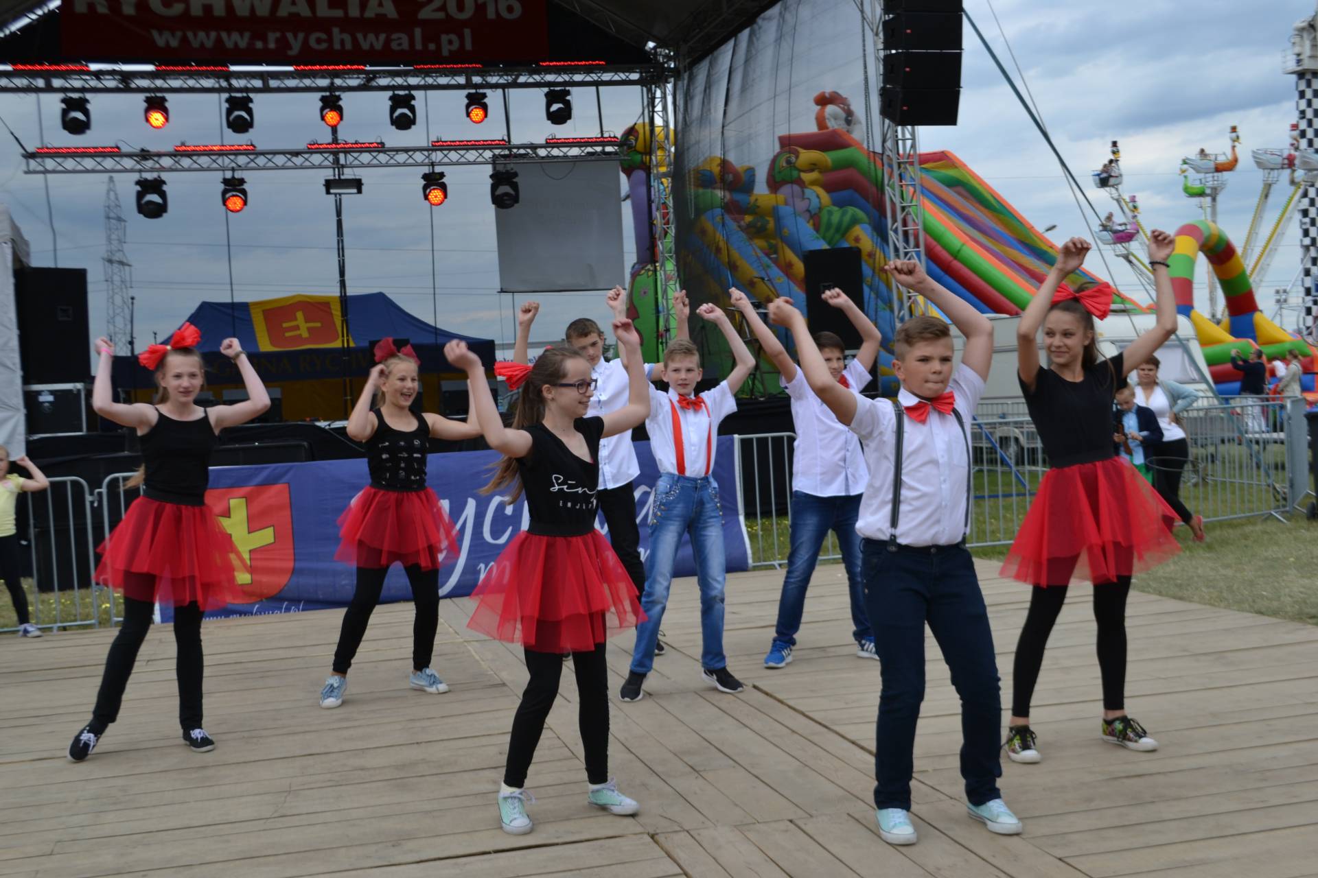 rychwalia 2016 - relacja_12 Zdjęcie przedstawia tańczącą grupę osób