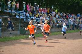 Dzień Dziecka 2016_4 zdjęcie przedstawia biegnące dzieci w tle publiczność