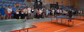 IV Gminny Turniej Tenisa Stołowego_6 zdjęcie przedstawia: grupe ludzi stojacych na sali gimnastycznej