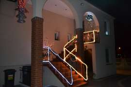 Iluminacje 2016: zdjęcie przedstawia dom i schody podświetlone lampkamiświąteczne