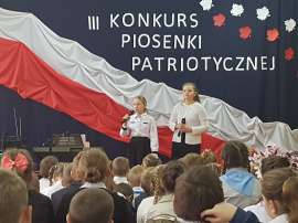 Konkurs piosenki w Grochowach_13:zdjęcie przedstawia: dwie dziewczynki z mikrofonami