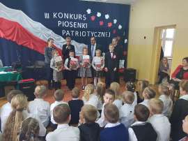 Konkurs piosenki w Grochowach_17:zdjęcie przedstawia: dzieci z dyplomami w tle osoby dorosłe