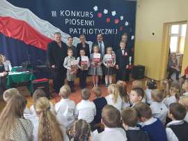 Konkurs piosenki w Grochowach_18:zdjęcie przedstawia:dzieci z dyplomami w tle osoby dorosłe