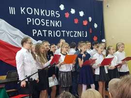 Konkurs piosenki w Grochowach_4:zdjęcie przedstawia: grupę dzieci
