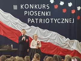 Konkurs piosenki w Grochowach_7:zdjącie przedstawia:dwoje dzieci z mikrofonami