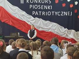 Konkurs piosenki w Grochowach_8:zdjęcie przedstawia: chłopca przed mikrofonem