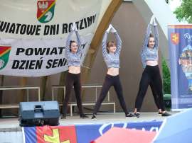 Powiatowe Dni Rodziny 2016- relacja_11zdjęcie przedstawia: trzy tańczące osoby na scenie
