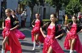 Przedszkolaki_19: Zdjęcie przedstawia pięć dziewczyn w czerwonych sukniach z chustami na ramieniu.