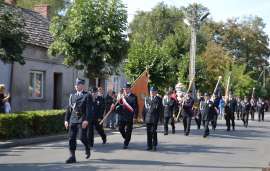 Przedszkolaki_27: Zdjęcie przedstawia mężczyzn w mundurach z flagami w dłoniach.