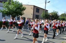 Przedszkolaki_2: Zdjęcie przedstawia dzieci ubrane na biało-czerwono-czarno z fletami w rękach.
