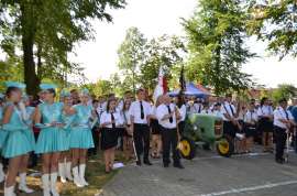 Przedszkolaki_4: Zdjęcie przedstawia grupę osób stojącą przy traktorze.