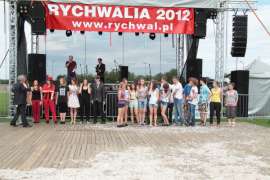 Rychwalia 2012: Zdjęcie przedstawia grupę osób stojących pod sceną.