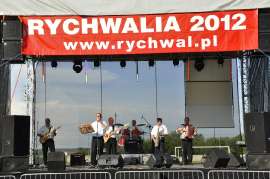 Rychwalia 2012: Zdjęcie przedstawia 6 panów śpiewających i grających na instrumentach. 