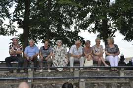 Rychwalia 2012: Zdjęcie przedstawia grupkę ludzi siedzących na trybunach. 