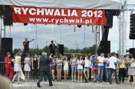 Rychwalia 2012: Zdjęcie przedstawia grupę młodych osób stojących pod sceną. 