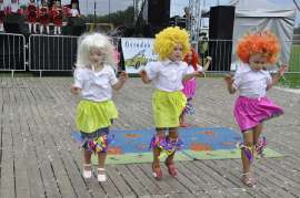 Rychwalia 2012: Zdjęcie przedstawia cztery tańczące dziewczynki w kolorowych perukach. 
