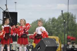 Rychwalia 2012: Zdjęcie przedstawia występujące trzy dziewczynki ubrane na biało-czerwono.