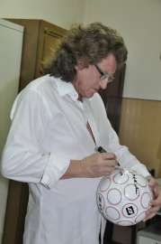 Rychwalia 2012: Zdjęcie przedstawia Zbigniewa Wodeckiego podpisującego piłkę. 
