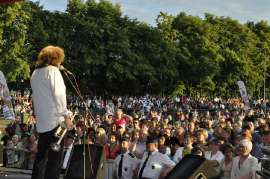 Rychwalia 2012: Zdjęcie przedstawia ludzi słuchających śpiewu Zbigniewa Wodeckiego.