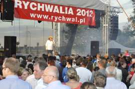 Rychwalia 2012: Zdjęcie przedstawia ludzi słuchających występu Zbigniewa Wodeckiego na scenie.