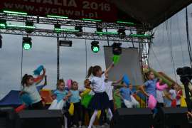 rychwalia 2016 - relacja_16 Zdjęcie przedstawia dzieci tańczące na scenie