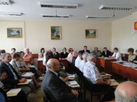 Sesja absolutoryjna: Zdjęcie przedstawia siedzących Radnych na sesji