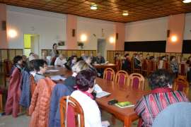 UTW Rychwał: zdjęcie przedstawia grupę ludzi siedzących przy stole