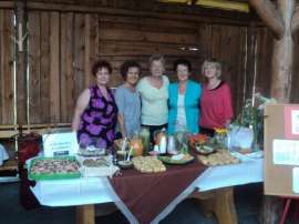 UTW Rychwał: zdjęcie przedstawia pięć kobiet oraz stół z jedzeniem