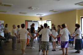 UTW Rychwał: zdjęcie przedstawia grupę tańczących ludzi