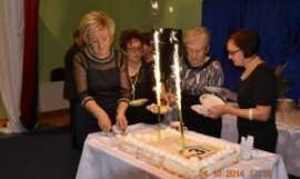 UTW Rychwał: zdjęcie przedstawia cztery kobiety krojące tort
