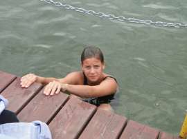 Wilczyn Ruszenie Powiatu: Zdjęcie przedstawia dziewczynę w wodzie trzymającą się pomostu.