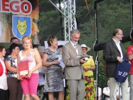 Wilczyn Ruszenie Powiatu: Zdjęcie przedstawia grupę ludzi na scenie z nagrodami.