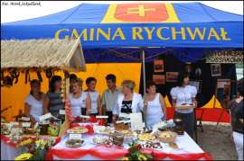 Wilczyn Ruszenie Powiatu: Zdjęcie przedstawia grupę ludzi wraz z przygotowanymi wypiekami na stoisku Gminy Rychwał.