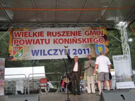 Wilczyn Ruszenie Powiatu: Zdjęcie przedstawia Burmistrza Rychwała, który w górze trzyma puchar.