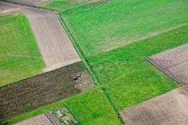 Z lotu ptaka: Zdjęcia przedstawia pola widziane z wysokości.