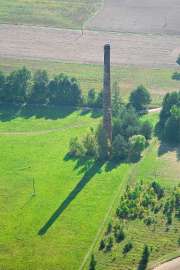 Z lotu ptaka: Zdjęcia przedstawia komin widziane z wysokości.