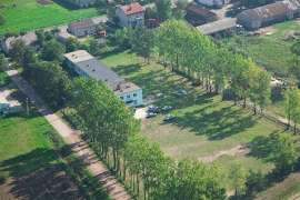 Z lotu ptaka: Zdjęcia przedstawia budynek Szkoły Podstawowej w Jaroszewicach Grodzieckich widziany z wysokości.