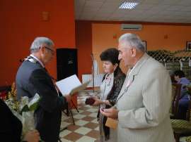 Złote Gody: Zdjęcie przedstawia Burmistrza Rychwała wraz z jedną z par podczas czytania listu gratulacyjnego..